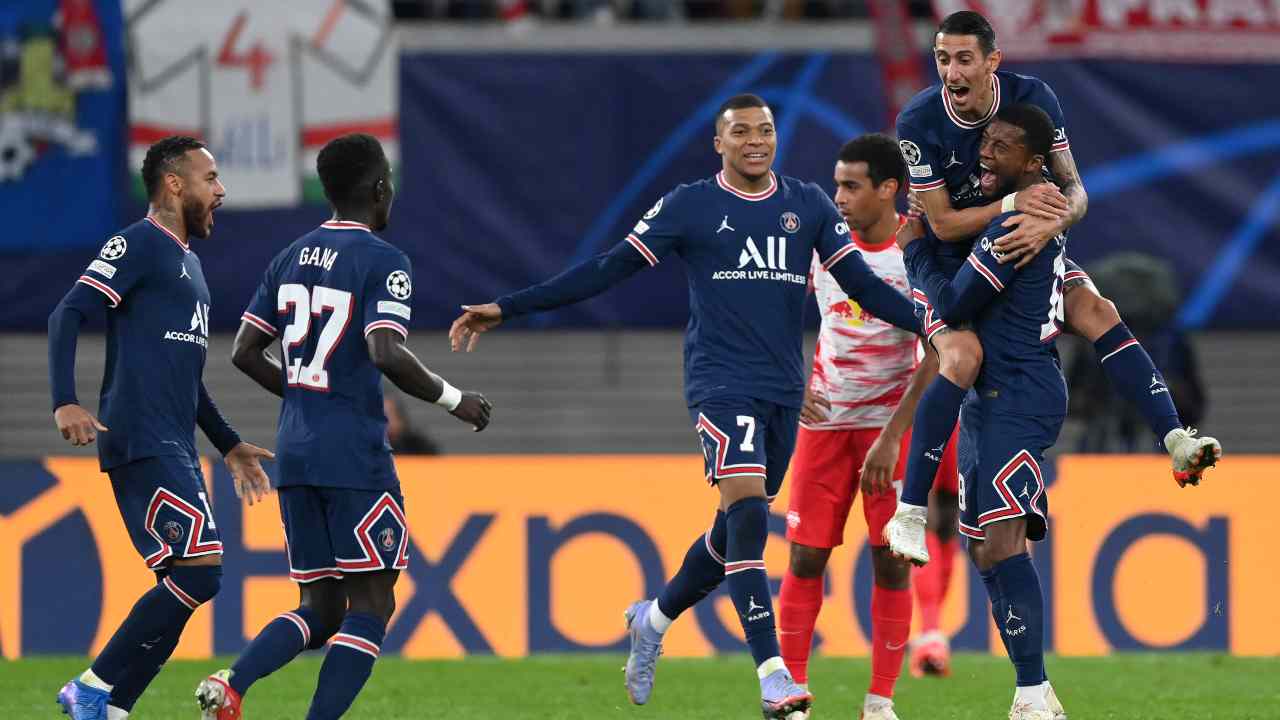 Il gruppo squadra del PSG festeggia un gol in Champions League - credits: Getty Images. Il Calcio Magazine