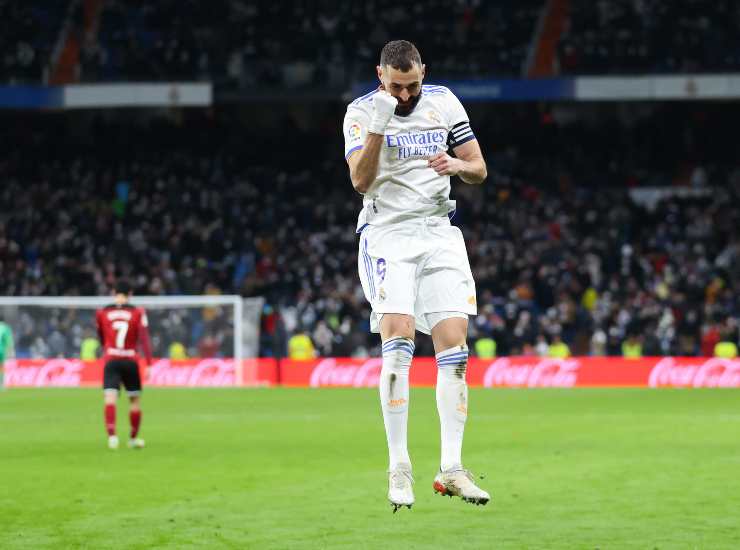 Benzema festeggia un gol contro il Valencia con la maglia del Real Madrid - credits: Getty Images. Il Calcio Magazine