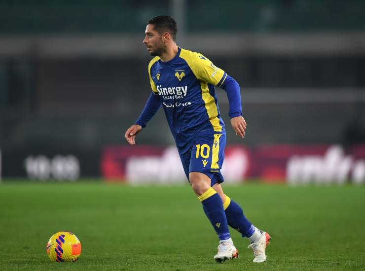 Gianluca Caprari con la maglia del Verona - credits: Getty Images. Il Calcio Magazine