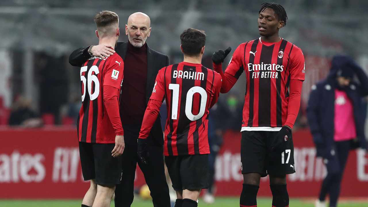 Stefano Pioli abbraccia i suoi giocatori (credit: Getty Images)