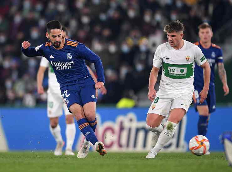 Isco in azione con la maglia dei galacticos - credits: Getty Images. Il Calcio Magazine