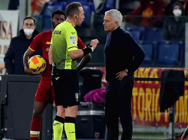 Mourinho protesta con l'arbitro Pairetto (credit: Getty Images)