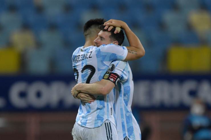 Lautaro Martinez abbraccia Lionel Messi (credit: Getty Images)