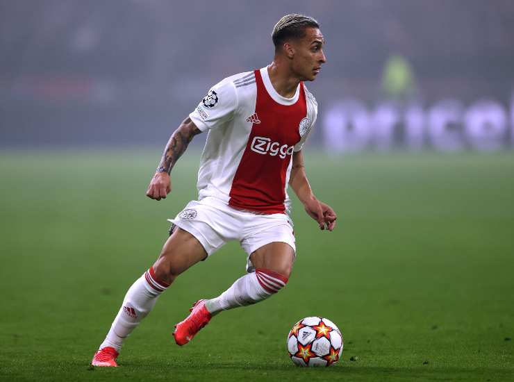 Antony in azione con l'Ajax - credits: Getty Images. Il Calcio Magazine