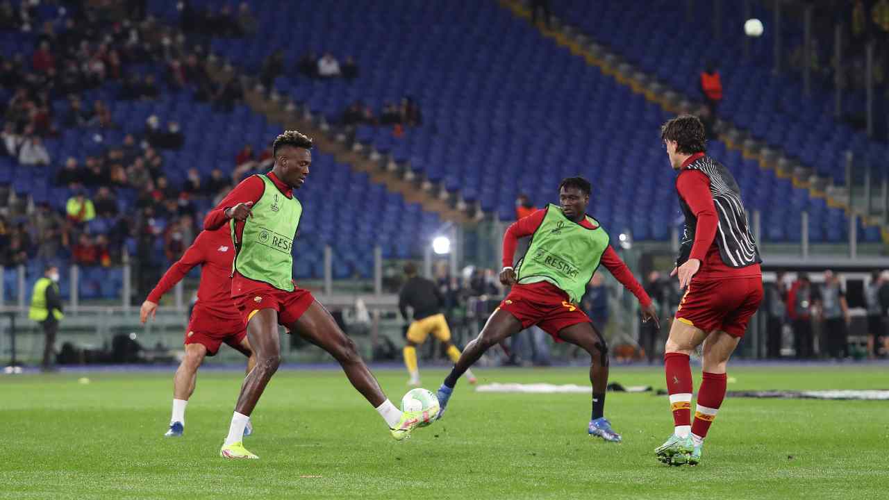 Giocatori della Roma durante il riscaldamento (Credit Foto Getty Images)