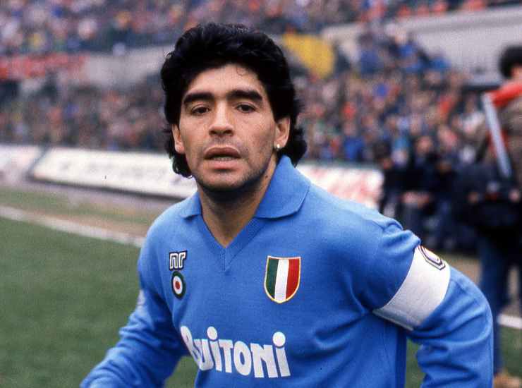 Diego Armando Maradona con la maglia del Napoli - credits: Dazn.com. Il Calcio Magazine
