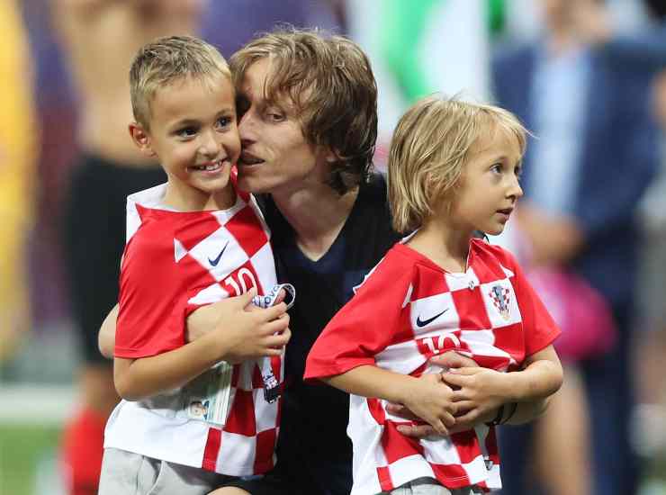 Modric con i suoi figli al mondiale - credits: Ansa Foto. Il Calcio Magazine