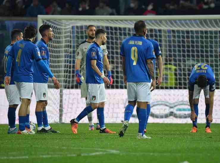 Giocatori dell'Italia disperati dopo la sconfitta con la Macedonia del Nord - credits: Ansa Foto. Il Calcio Magazine