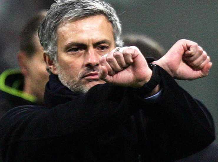 Il celebre gesto delle manette di Mourinho nel 2010 - credits: Ansa Foto. Il Calcio Magazine