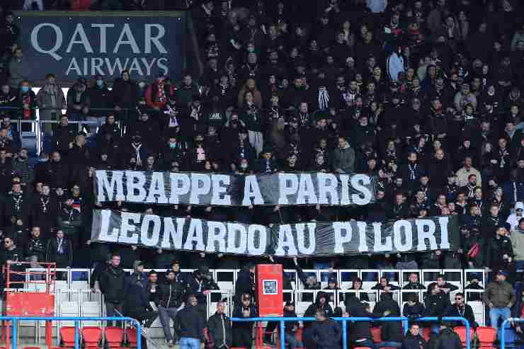 Contestazione dei tifosi al direttore sportivo del Psg Leonardo (credit: Ansa)