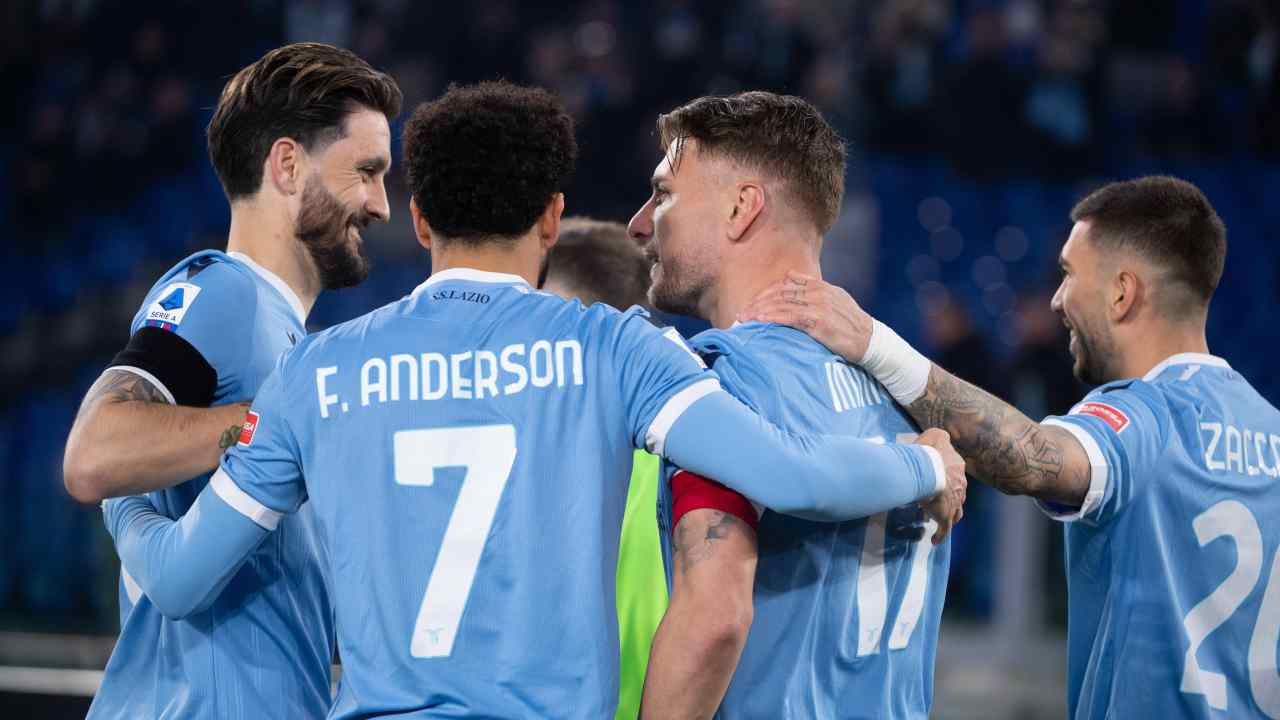 Giocatori della Lazio esultano dopo il gol (Credit Foto Ansa)