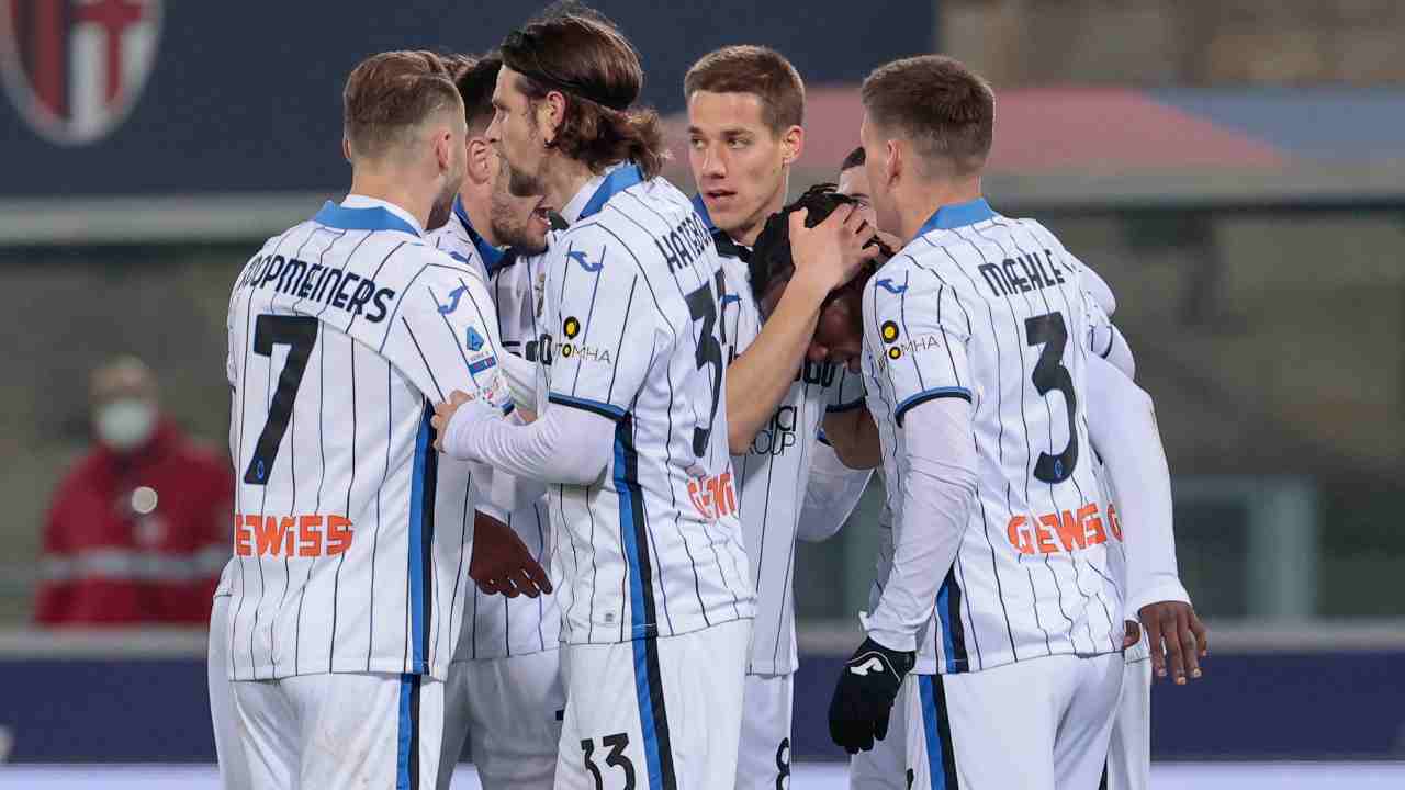 I giocatori dell'Atalanta festeggiano dopo il gol (Credit Foto Ansa)