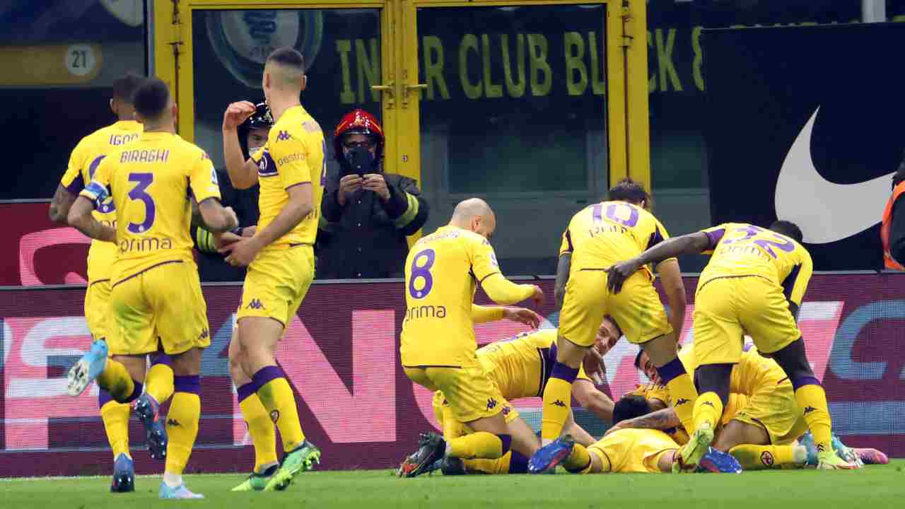 I giocatori della Fiorentina esultano dopo il gol contro l'Inter (Credit Foto Ansa)