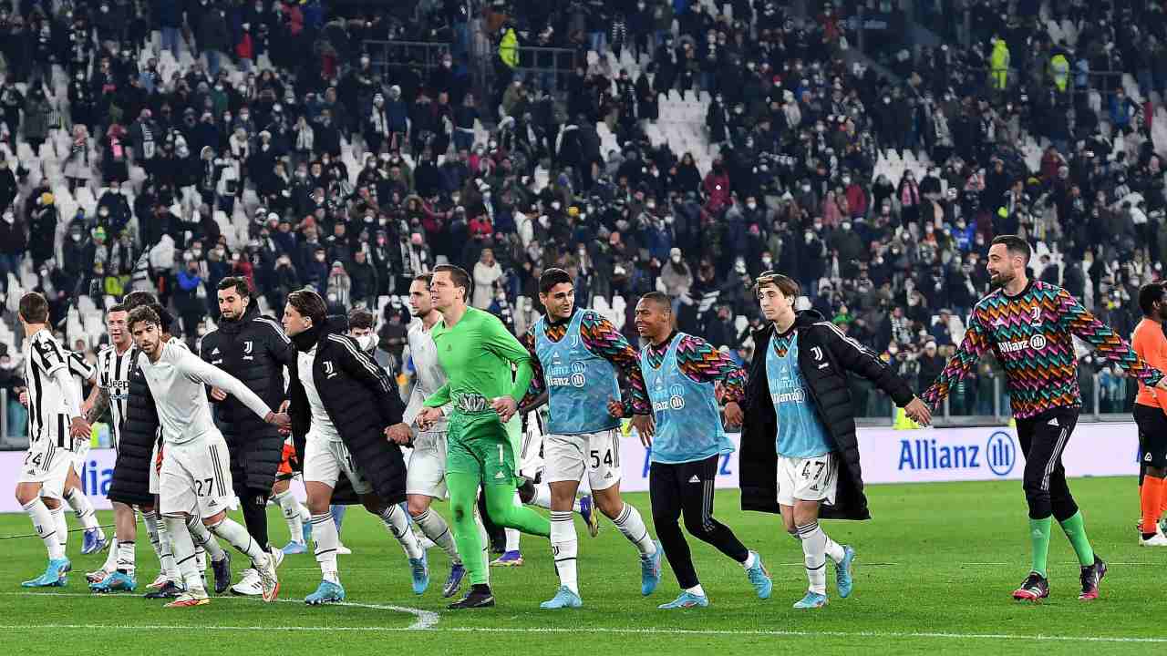 Giocatori della Juventus celebrano la vittoria (Credit Foto Ansa)