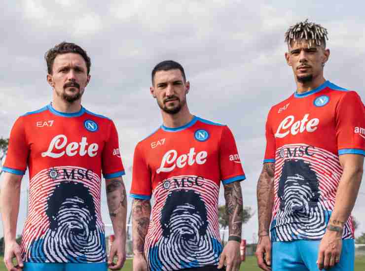 La nuova maglia dedicata a Maradona - credits: Ansa Foto. Il Calcio Magazine