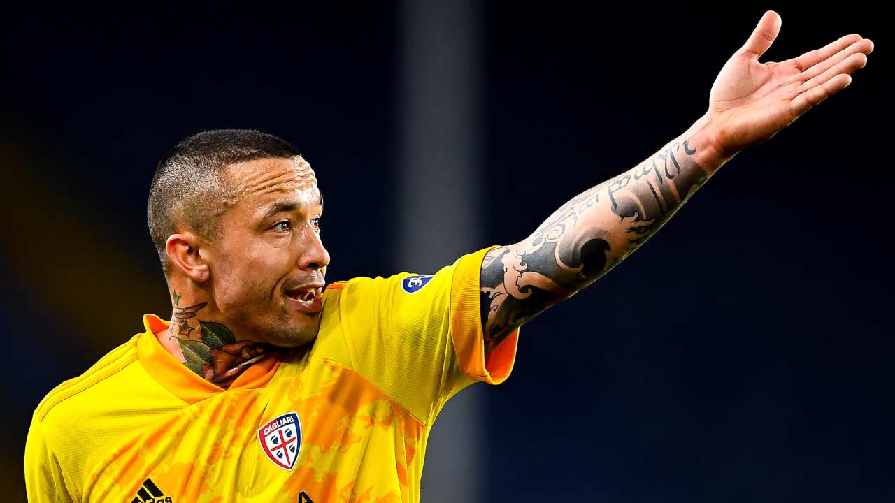 Radja Nainggolan con la maglia del Cagliari - credits: Ansa Foto. Il Calcio Magazine