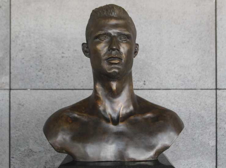 Il busto dedicato a CR7 all'aeroporto di Madeira - credits: Ansa Foto. Il Calcio Magazine