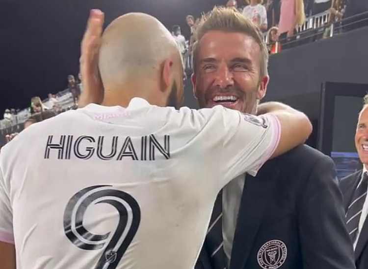 Higuain abbraccia Beckham (credit: DailyMail)