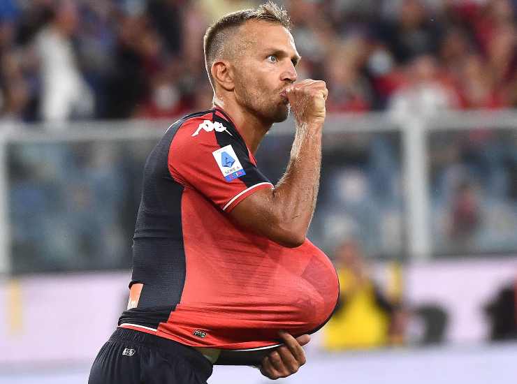 Mimmo Criscito con la maglia del Genoa - credits: Ansa Foto. Il Calcio Magazine