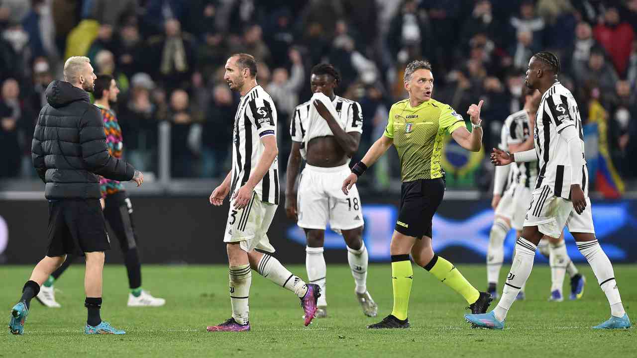 Irrati a fine partita a colloquio con i giocatori della Juve (Credit Foto Ansa)