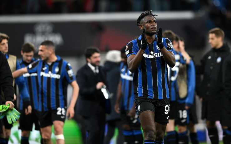 Duvan Zapata applaude i tifosi dopo la partita contro il Lipsia (credit: Ansa)