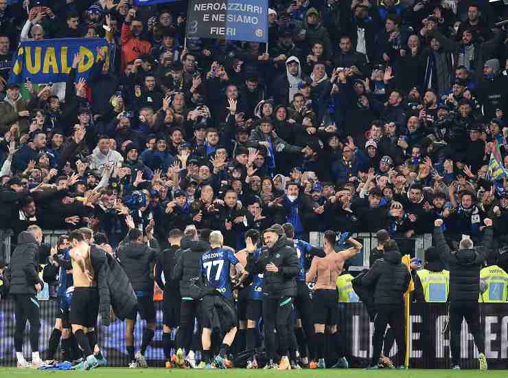 Tifosi dell'Inter festeggiano con i giocatori dopo la vittoria sulla Juve (Credit Foto Ansa)