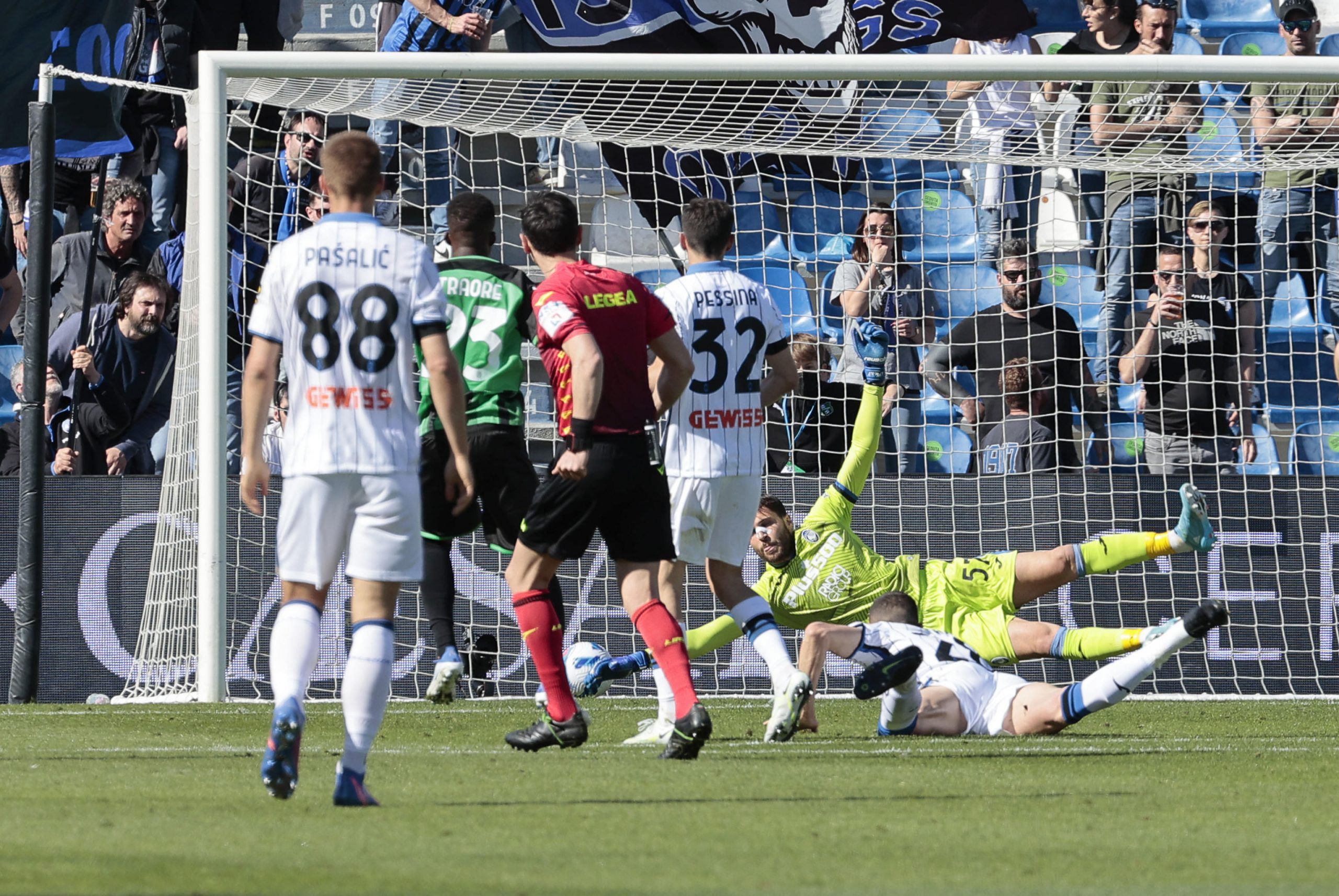 Giocatori dell'Atalanta durante la partita contro il Sassuolo (Credit Foto Ansa)