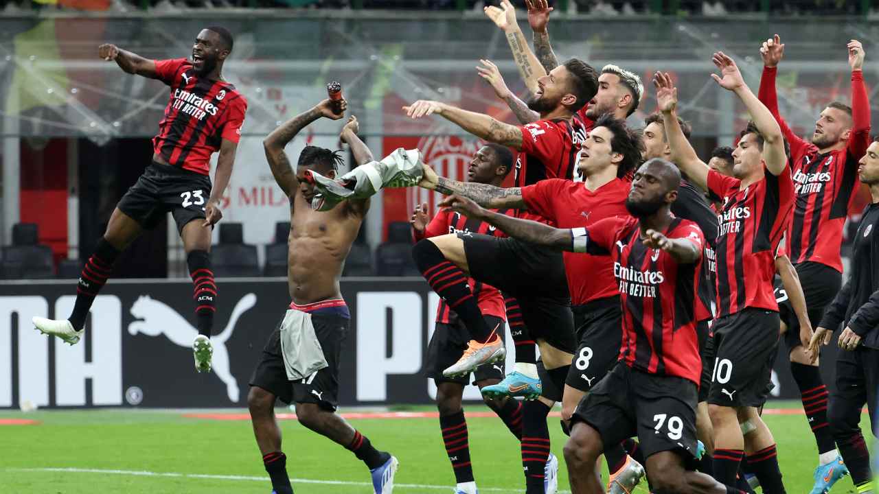 Giocatori del Milan esultano a fine partita (Credit Foto Ansa)