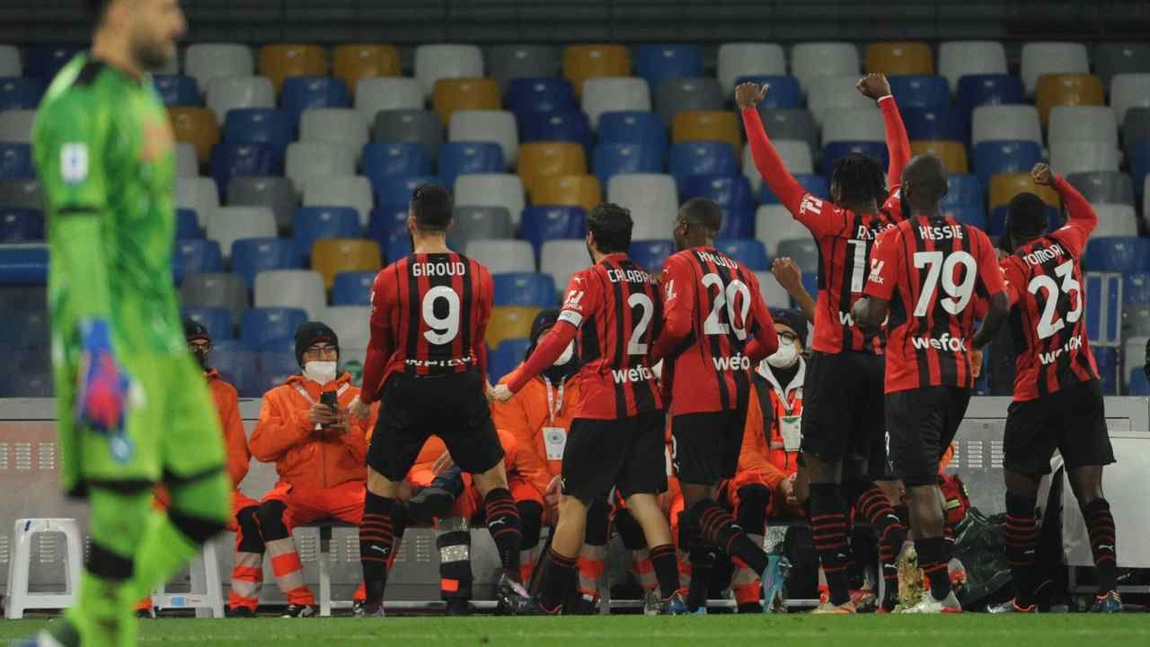 Giocatori del Milan esultano dopo jl gol di Giroud al Napoli (Credit Foto Ansa)