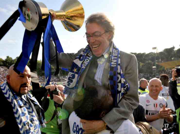 Moratti con lo scudetto - credits: Ansa Foto. Il Calcio Magazine