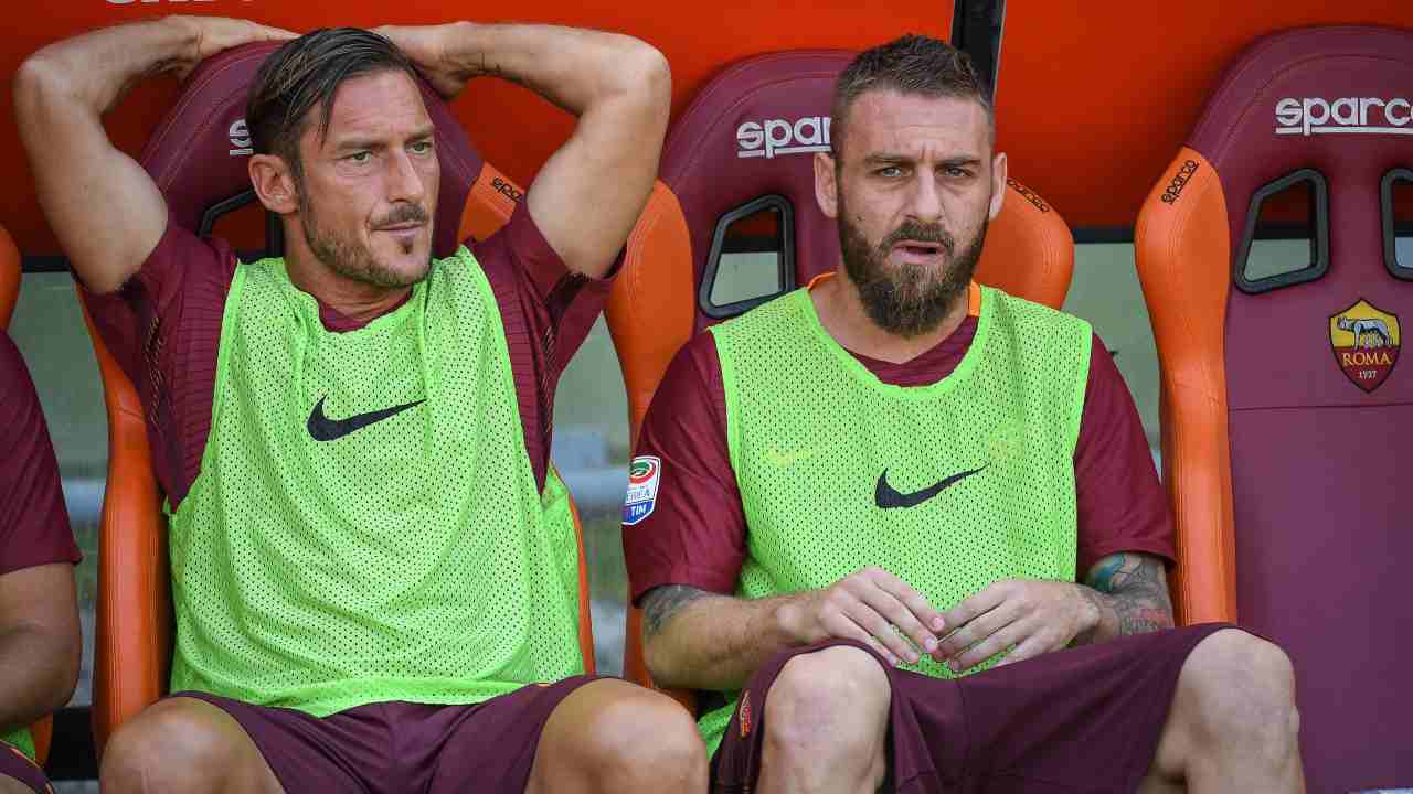 Totti e De Rossi sulla panchina della Roma - credits: Ansa Foto. Il Calcio Magazine