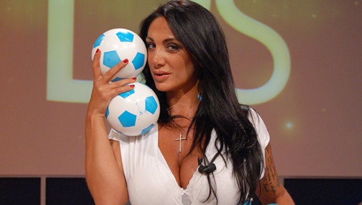 Marika Fruscio mette in mostra il seno prima della diretta