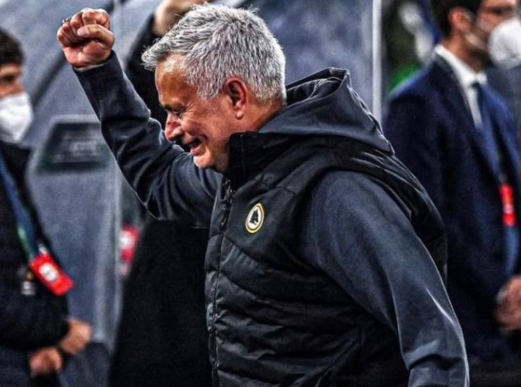 José Mourinho al termine della partita visibilmente commosso (Credit Foto Twitter)