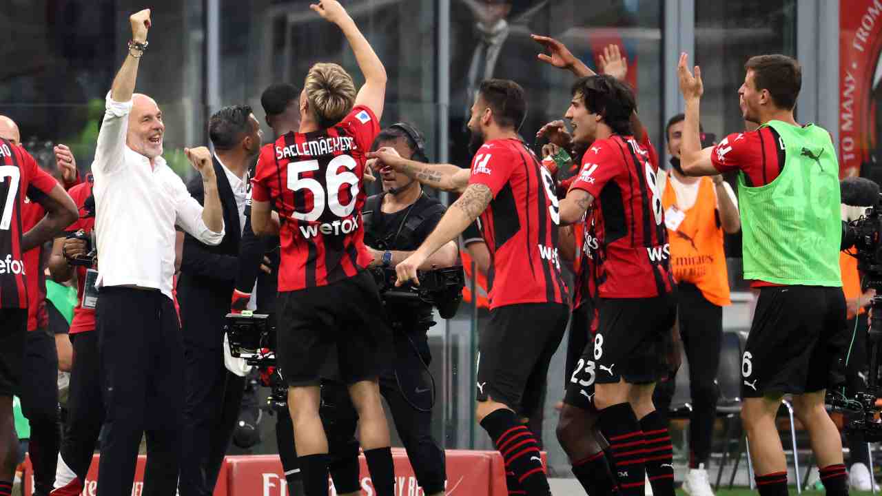 Milan festeggia a fine partita dopo la vittoria contro l'Atalanta (Credit Foto Ansa)