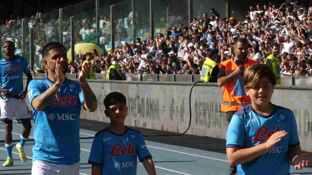 Il saluto di Insigne insieme ai figli [Credit: ANSA] - Il Calcio Magazine