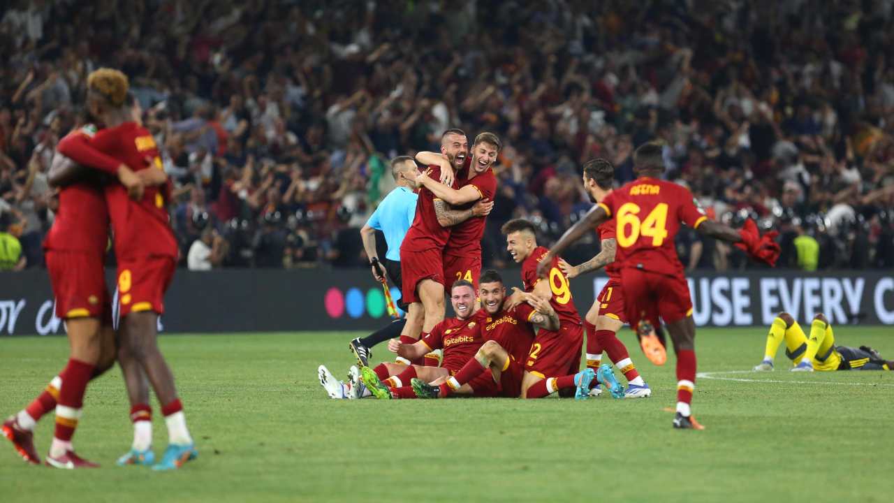 Giocatori della Roma esultano al triplice fischio per la vittoria della coppa (Credit Foto Ansa)