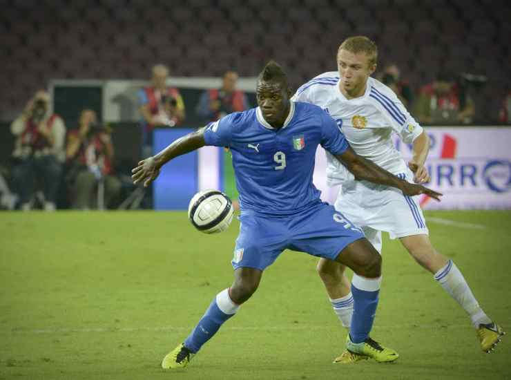 Mario Balotelli con la maglia della nazionale - credits: Ansa Foto. Il Calcio Magazine