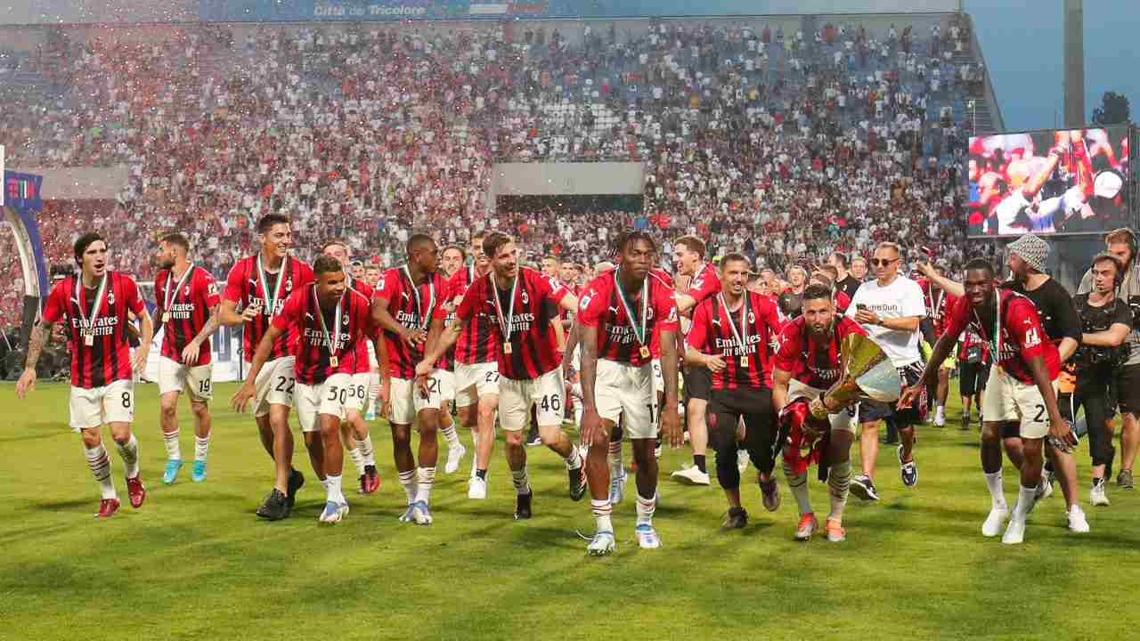 I giocatori del Milan festeggiano la conquista dello Scudetto (Credit Foto Ansa)
