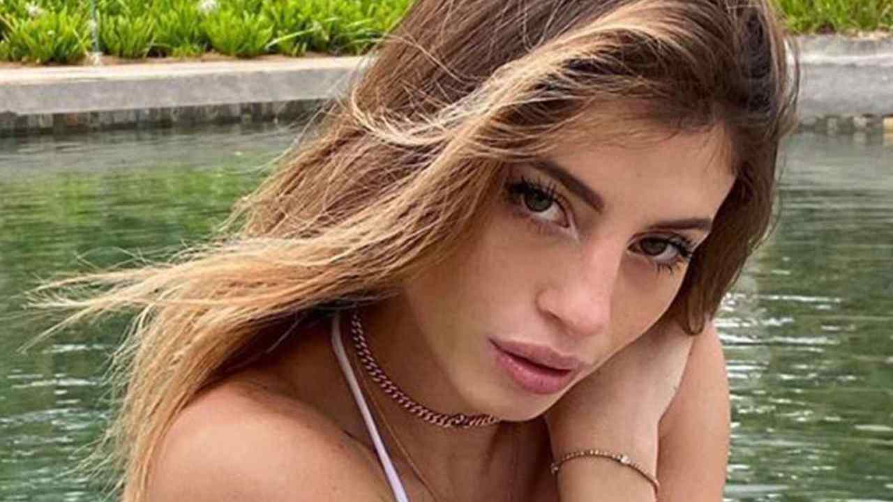 Chiara Nasti e la foto con la camicetta trasparente che lascia intravedere tutto