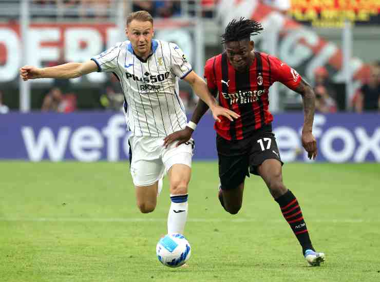 Leao con la maglia del Milan contro l'Atalanta - credits: Ansa Foto. Il Calcio Magazine