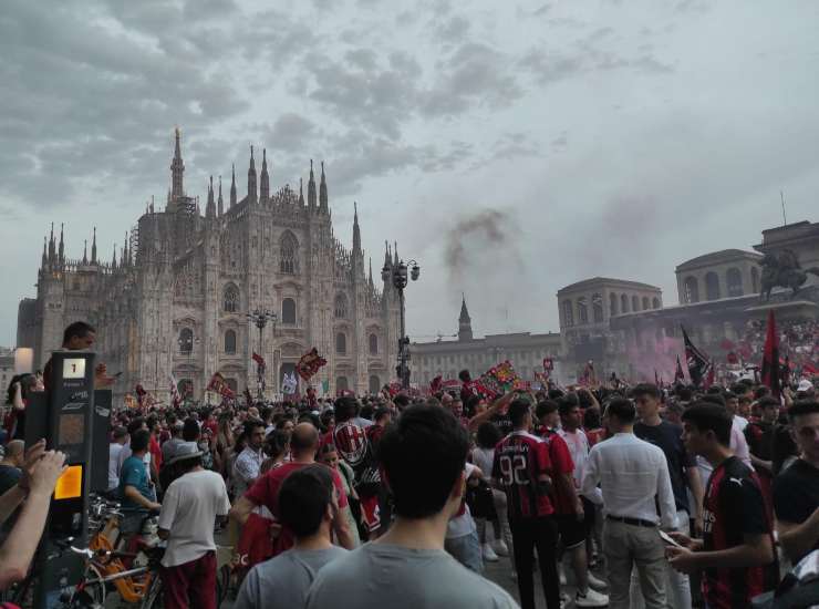 Piazza Duomo in festa per la vittoria dello Scudetto del Milan (Credit Foto Ansa)