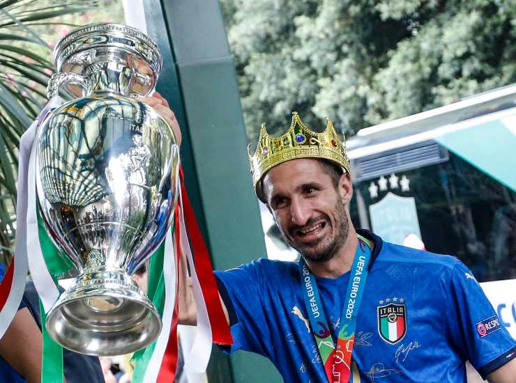 Chiellini 'incoronato re' dopo la vittoria di Euro 2020 (Credit Foto Ansa)