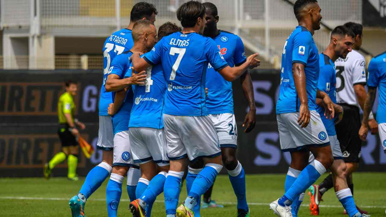 Giocatori del Napoli esultano dopo la rete segnata (Credit Foto Ansa)