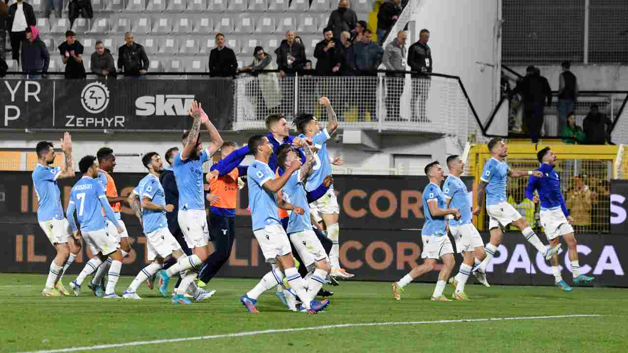 I giocatori della Lazio salutano i propri tifosi (Credit Foto Ansa)
