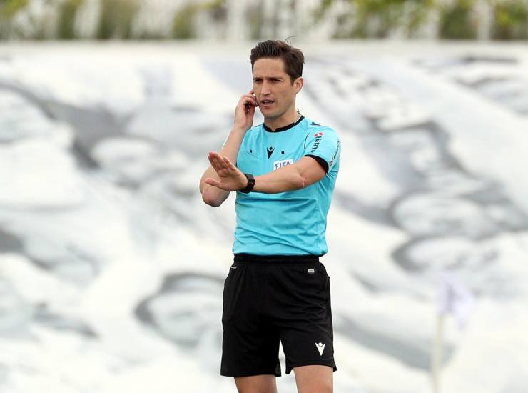 L'arbitro spagnolo Montero in comunicazione col VAR- credits: Ansa Foto. Il Calcio Magazine