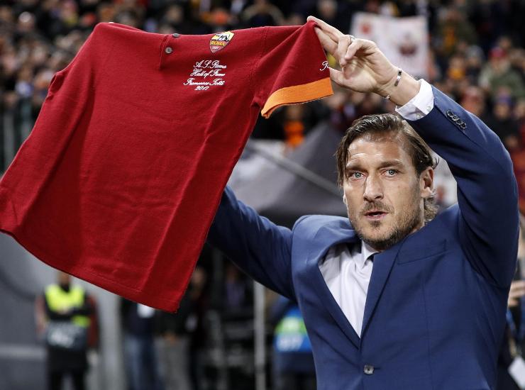 Totti con la maglietta della Roma (Credit Foto Ansa)