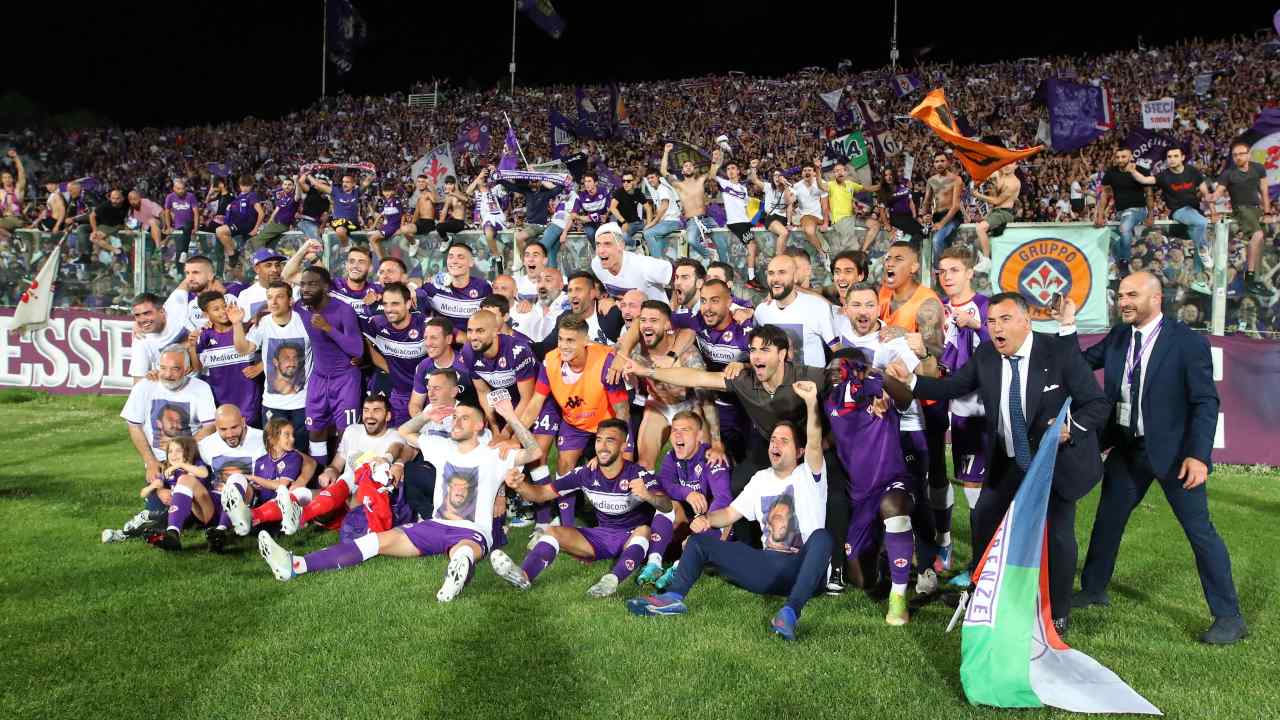 La Fiorentina festeggia con i propri tifosi (Credit Foto Ansa)