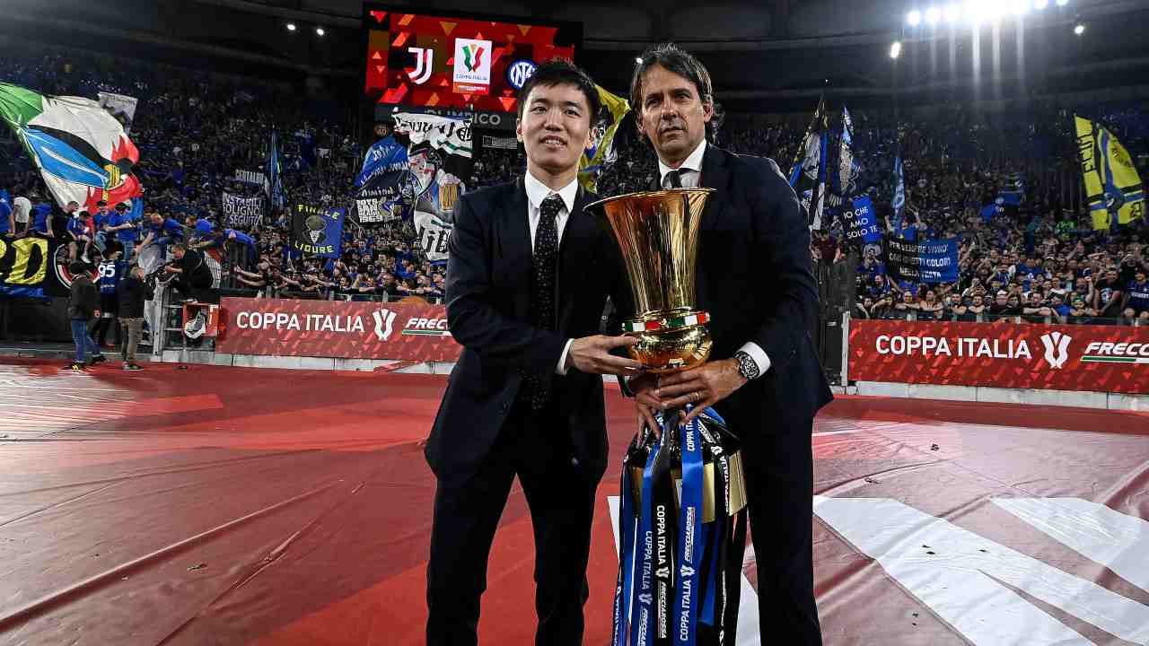 Simone Inzaghi con la Coppa Italia e il presidente Zhang (Credit Foto Ansa)