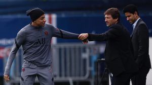 Nasser Al Khelaifi, presidente del Paris Saint Germain, con Leonardo e Kylian Mbappé