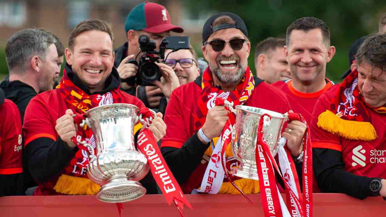 Klopp e il suo vice festeggiano i trofei conquistati - credits: Ansa Foto. Il Calcio Magazine